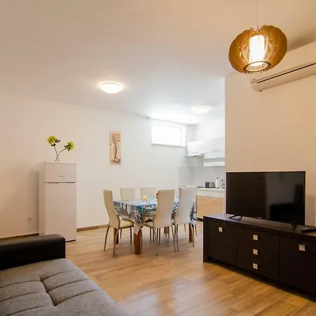 Apartment Sara 2 *
