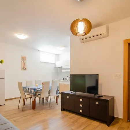 Apartment Sara 2 *